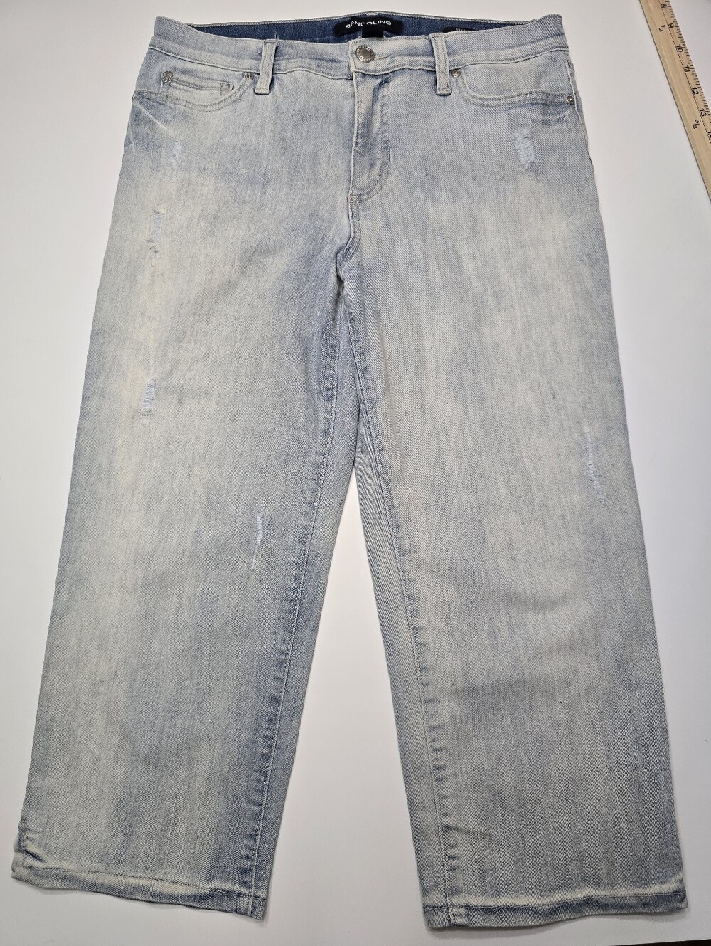Bandolino Capris Mandie 10 Light Wash Straight-Leg Capris